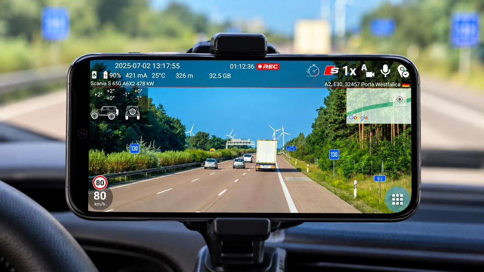 Telefon s aplikací DashCam Travel v automobilu.